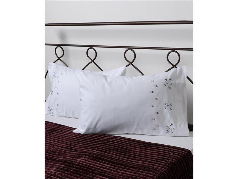 Βαμβακερή μαξιλαροθήκη με κέντημα 050 (46cm x 70cm) λευκό με χρώμα ζευγάρι