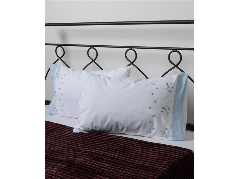 Βαμβακερή μαξιλαροθήκη με κέντημα 050 (46cm x 70cm) λευκό με σιέλ φάσα ζευγάρι